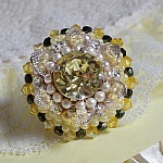 Bague Flower brodée avec un cabochon rond en Cristal Champagne, coquille estampe Argentée, chatons, toupies, facettes en verre de bohème, perles rondes nacrées et rocailles sur bague en Argent 925 
